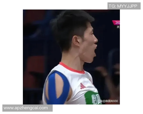 徐杰首发出场三分出手就有，杜导场边为爱徒鼓掌！